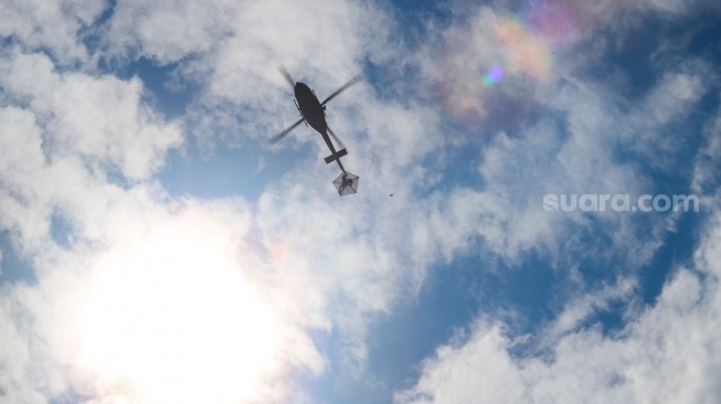 Sejumlah helikopter melakukan atraksi udara saat gladi menyambut HUT TNI ke-80 di kawasan Monas, Jakarta, Rabu (1/10/2025). [Suara.com/Alfian Winanto]