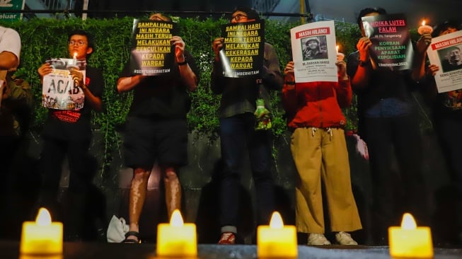 Massa yang tergabung dalam Koalisi Masyarakat Sipil menggelar aksi peringatan satu bulan korban tragedi aksi Agustus di kawasan Bendungan Hilir, Jakarta, Selasa (30/9/2025) malam. [Suara.com/Alfian Winanto]