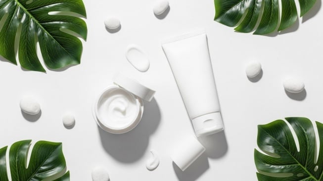 Ilustrasi moisturizer dan sunscreen. (Google AI Studio)