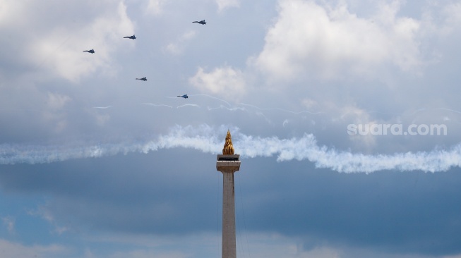 Sejumlah pesawat tempur melakukan atraksi udara saat gladi menyambut HUT TNI ke-80 di kawasan Monas, Jakarta, Rabu (1/10/2025). [Suara.com/Alfian Winanto]