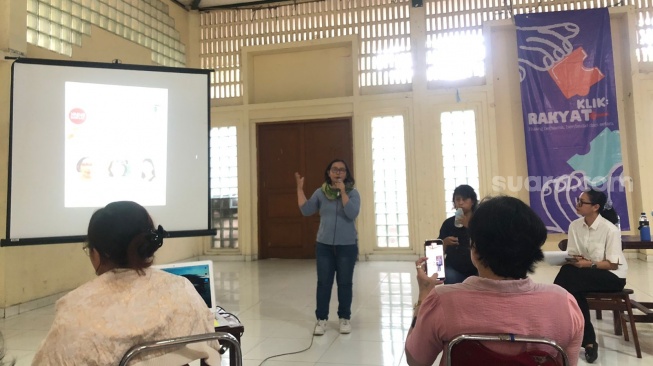 Dosen di program studi kajian gender, SKSG UI, Hariati Sinaga, dalam diskusi Perempuan & Ibu, Suara Setara untuk Demokrasi di Jakarta, Selasa (30/9/2025). [Suara.com/Safelia Putri]