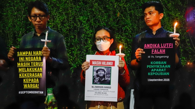 Massa yang tergabung dalam Koalisi Masyarakat Sipil menggelar aksi peringatan satu bulan korban tragedi aksi Agustus di kawasan Bendungan Hilir, Jakarta, Selasa (30/9/2025) malam. [Suara.com/Alfian Winanto]