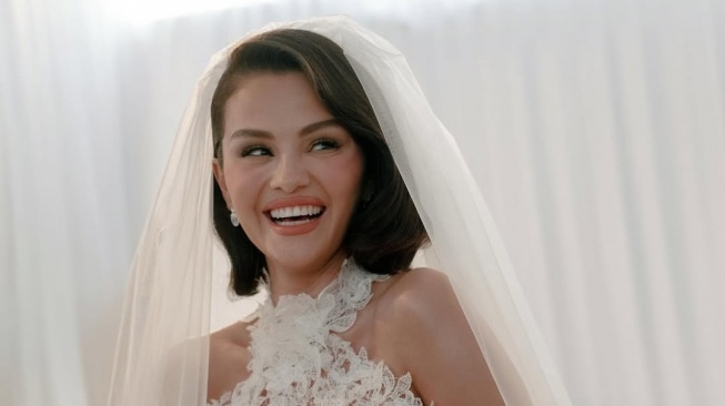 Potret Selena Gomez di Hari Pernikahannya dengan Benny Blanco