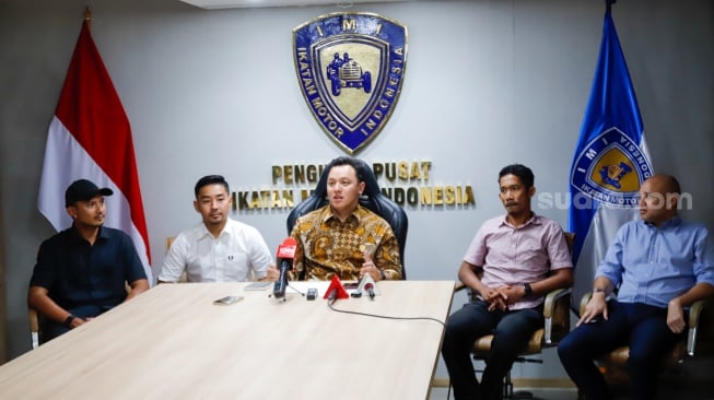 Ketua umum Ikatan Motor Indonesia (IMI) Moreno Soeprapto (tengah) bersama sejumlah mantan pebalap memberikan pernyataan saat menggelar konferensi pers di Jakarta, Rabu (1/10/2025). [Suara.com/Alfian Winanto]