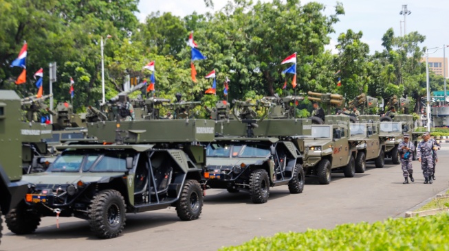 Parade alutsista berbaris saat gladi menyambut HUT TNI ke-80 di kawasan Monas, Jakarta, Rabu (1/10/2025). [Suara.com/Alfian Winanto]