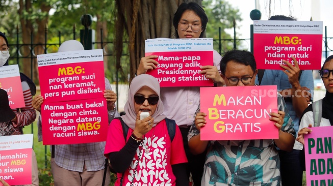 Massa yang tergabung dalam Suara Ibu Peduli Makan Bergizi Gratis (MBG) melakukan aksi di trotoar sekitar IRTI Monas, Jakarta, Rabu (1/10/2025). [Suara.com/Alfian Winanto]