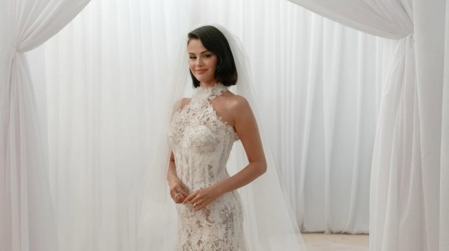 Potret Selena Gomez di Hari Pernikahannya dengan Benny Blanco