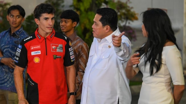 Pembalap MotoGP asal Spanyol Marc Marquez (kiri) berbincang dengan Menpora Erick Thohir (kedua kanan) usai bertemu dengan Presiden Prabowo Subianto di kompleks Istana Kepresidenan, Jakarta, Selasa (30/9/2025). [ANTARA FOTO/Hafidz Mubarak A/bar]
