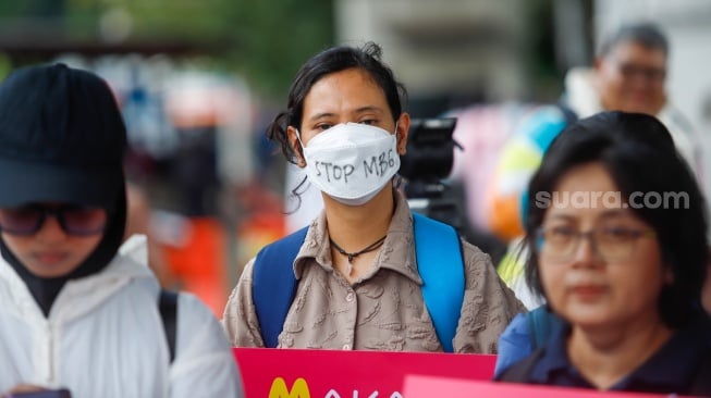 Massa yang tergabung dalam Suara Ibu Peduli Makan Bergizi Gratis (MBG) melakukan aksi di trotoar sekitar IRTI Monas, Jakarta, Rabu (1/10/2025). [Suara.com/Alfian Winanto]