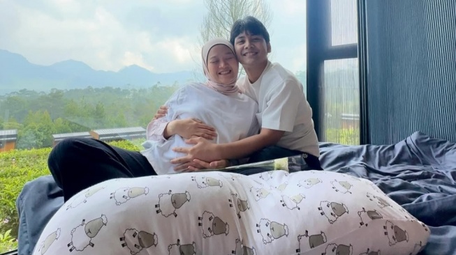 Selamat! Alca Istri Bintang Emon Melahirkan Anak Pertama
