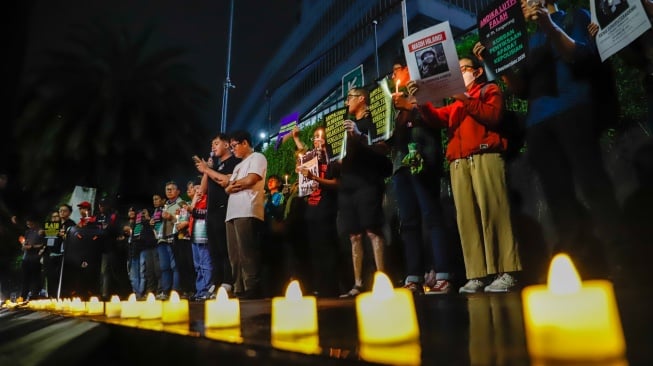 Massa yang tergabung dalam Koalisi Masyarakat Sipil menggelar aksi peringatan satu bulan korban tragedi aksi Agustus di kawasan Bendungan Hilir, Jakarta, Selasa (30/9/2025) malam. [Suara.com/Alfian Winanto]