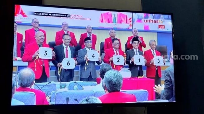 Enam Calon Rektor Universitas Hasanuddin melakukan pengambilan nomor urut, Rabu 1 Oktober 2025 [SuaraSulsel.id/Lorensia Clara]