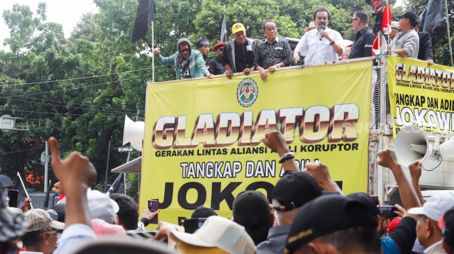 Politikus Roy Suryo berorasi saat aksi Tangkap dan Adili Jokowi di depan Gedung Merah Putih KPK, Jakarta, Kamis (2/10/2025). [Suara.com/Alfian Winanto]