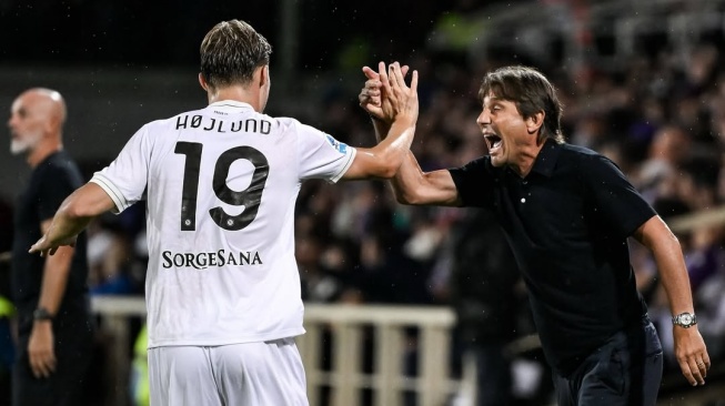 Rasmus Hojlund Jelaskan Maksud Selebrasi Tunjuk Badge Liga Champions