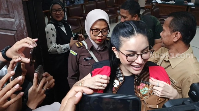 Nikita Mirzani Tak Terima Vadel Badjideh Dihukum 9 Tahun Penjara: Selama-lamanya Lah!