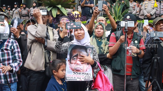 Massa dari Gerakan Lintas Aliansi Adili Koruptor (Gladiator) menggelar aksi Tangkap dan Adili Jokowi di depan Gedung Merah Putih KPK, Jakarta, Kamis (2/10/2025). [Suara.com/Alfian Winanto]