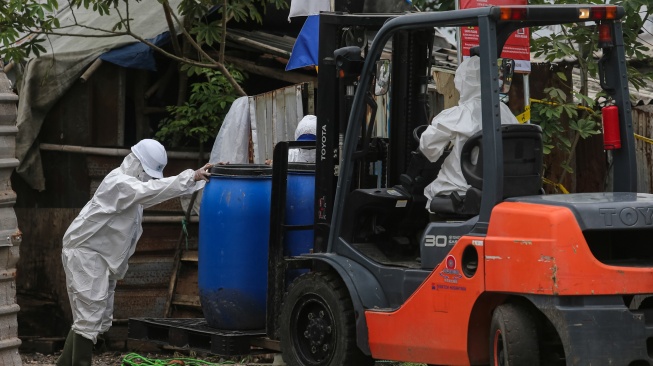 Tim Khusus Pelaksana melakukan dekontaminasi terhadap temuan yang tercemar radiasi Cesium-137 (Cs-137) di Kawasan Industri Modern Cikande, Kabupaten Serang, Banten, Kamis (2/10/2025). [ANTARA FOTO/Angga Budhiyanto/nym]