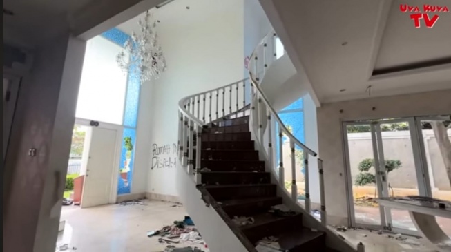 Kondisi ruang tengah atau ruang tamu rumah Uya Kuya usai dijarah [Youtube]