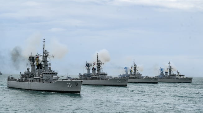 (dari kiri ke kanan) KRI Ahmad Yani (351), KRI Yos Sudarso (353), KRI Oswald Siahaan (354) dan KRI Abdul Halim Perdanakusuma (355) mengikuti Sailing Pass di perairaan Teluk Jakarta, Kamis (2/10/2025). [ANTARA FOTO/Hafidz Mubarak A/agr]