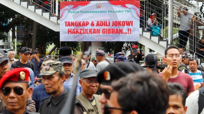 Massa dari Gerakan Lintas Aliansi Adili Koruptor (Gladiator) menggelar aksi Tangkap dan Adili Jokowi di depan Gedung Merah Putih KPK, Jakarta, Kamis (2/10/2025). [Suara.com/Alfian Winanto]