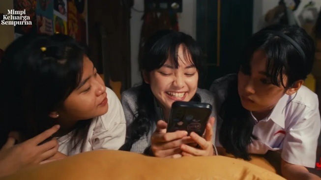 Salah satu adegan film Mimpi Keluarga Sempurna. [KlikFlim]