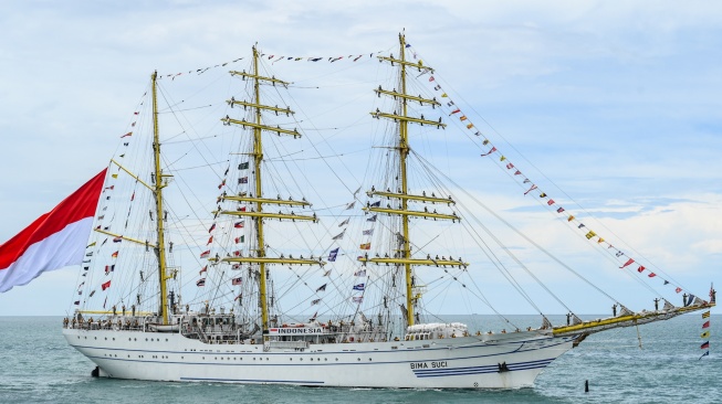 KRI Bima Suci mengikuti Sailing Pass di perairaan Teluk Jakarta, Kamis (2/10/2025). [ANTARA FOTO/Hafidz Mubarak A/agr]