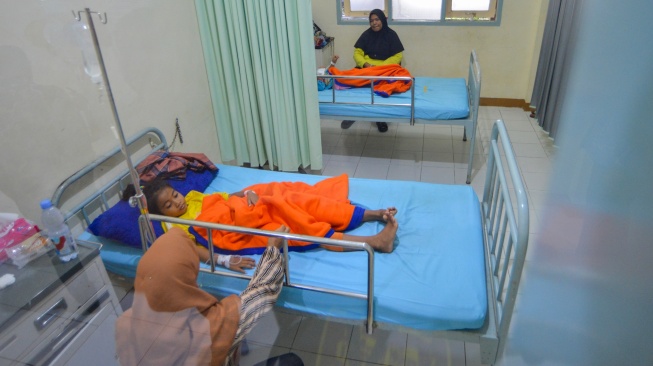 Sejumlah anak yang diduga menjadi korban keracunan MBG dirawat di bangsal anak RSUD Lubuk Basung, Agam, Sumatera Barat, Kamis (2/10/2025). [ANTARA FOTO/Iggoy el Fitra/bar]