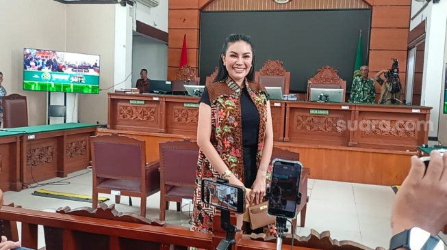 Tak Lagi Pakai MUA Ternama, Penampilan Nikita Mirzani Tetap Cetar Didandani Salon Rutan
