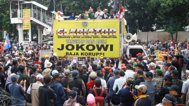 Massa dari Gerakan Lintas Aliansi Adili Koruptor (Gladiator) menggelar aksi Tangkap dan Adili Jokowi di depan Gedung Merah Putih KPK, Jakarta, Kamis (2/10/2025). [Suara.com/Alfian Winanto]