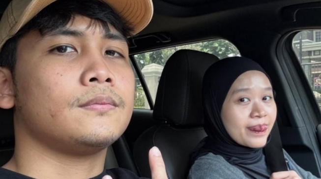 Dipanggil Sabin, Bintang Emon dan Istri Rayakan Kelahiran Anak Pertama