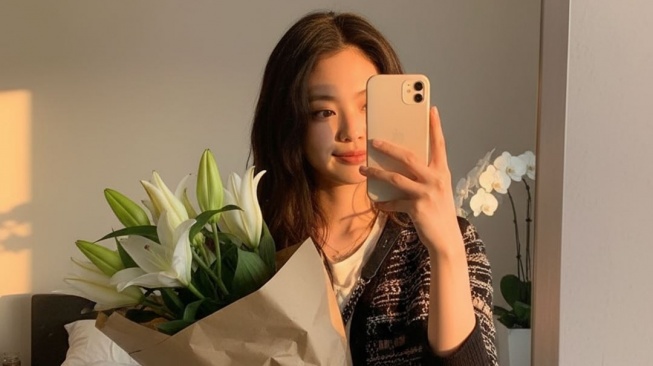  Prompt Gemini AI buat Mirror Selfie Bawa Bunga Lily. (Gemini AI)