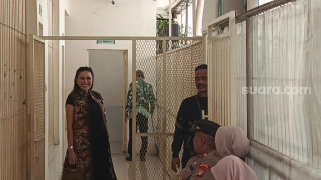 Nikita Mirzani di Pengadilan Negeri Jakarta Selatan pada Kamis, 2 Oktober 2025. [Suara.com/Rena Pangesti]