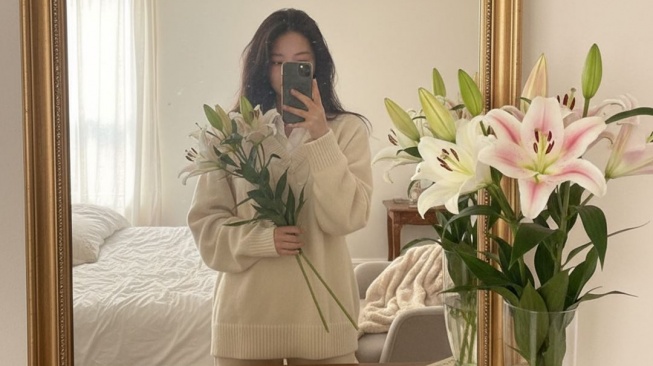  Prompt Gemini AI buat Mirror Selfie Bawa Bunga Lily. (Gemini AI)
