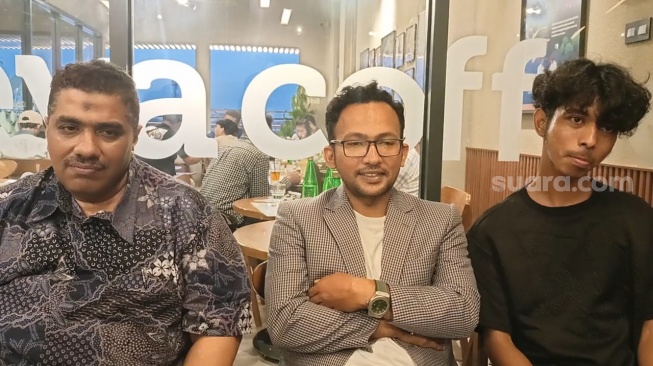 Novel Muhammad, Husen Bafaddal (pengacara Sirhan) dan Nusantara (TikToker) saat membahas masjid yang dibangun Taqy Malik di atas tanah sengketa Sirhan, dalam konferensi pers di Condet, Jakarta Timur pada Kamis, 2 Oktober 2025. [Suara.com/Rena Pangesti]