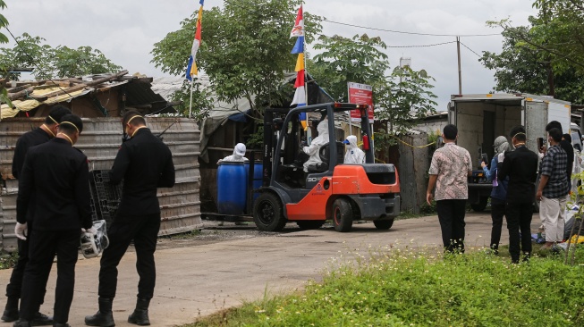 Tim Khusus Pelaksana melakukan dekontaminasi terhadap temuan yang tercemar radiasi Cesium-137 (Cs-137) di Kawasan Industri Modern Cikande, Kabupaten Serang, Banten, Kamis (2/10/2025). [ANTARA FOTO/Angga Budhiyanto/nym]