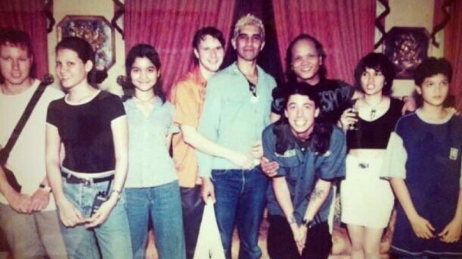 Melaney Subono unggah foto langka saat berfoto bareng band Foo Fighters (Instagram)
