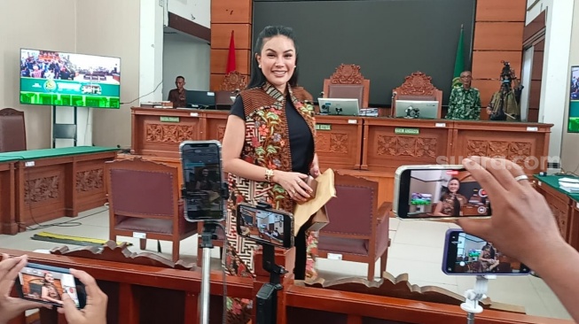 Nikita Mirzani Lenggak-lenggok di Ruang Tahanan, Pose Pakai Batik Anne Avantie