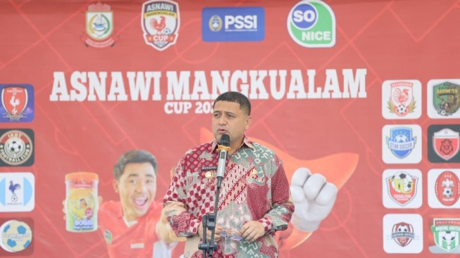 Ajang Asnawi Mangkualam Cup 2025, mendorong lahirnya bibit-bibit muda sepak bola di Kota Daeng agar terus mengasah bakat dan talenta. Turnamen dibuka Wali Kota Makassar di Lapangan Sepak Bola Kampus UPRI, Kota Makassar, Kamis (2/10/2025) [SuaraSulsel.id/Istimewa]