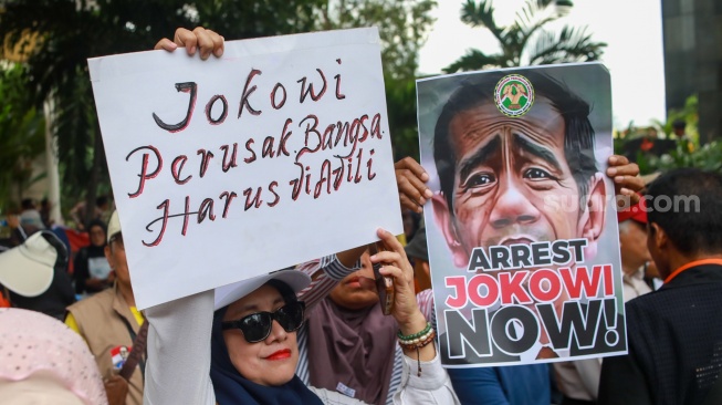 Massa dari Gerakan Lintas Aliansi Adili Koruptor (Gladiator) menggelar aksi Tangkap dan Adili Jokowi di depan Gedung Merah Putih KPK, Jakarta, Kamis (2/10/2025). [Suara.com/Alfian Winanto]