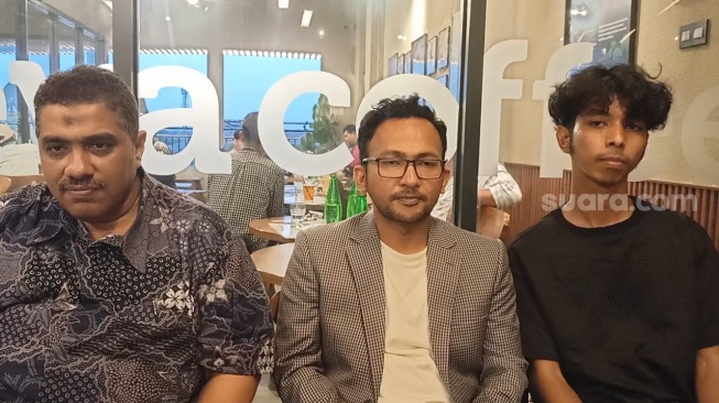 Novel Muhammad, Husen Bafaddal (pengacara Sirhan) dan Nusantara (TikToker) saat membahas masjid yang dibangun Taqy Malik di atas tanah sengketa Sirhan, dalam konferensi pers di Condet, Jakarta Timur pada Kamis, 2 Oktober 2025. [Suara.com/Rena Pangesti]