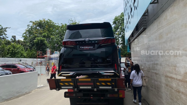Mobil mewah yang disiapkan Billy Syahputra sebagai hadiah melahirkan Vika Kolesnaya di Alia Hospital, Jakarta Timur pada Kamis, 2 Oktober 2025. [Sura.com/Tiara Rosana]
