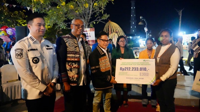 Menko Muhaimin saat menyerahkan manfaat BPJS Ketenagakerjaan (Dok: BPJS Ketenagakerjaan)