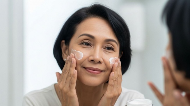5 Rekomendasi Moisturizer untuk Orang Tua: Kulit Jadi Lembap, Sehat, dan Awet Muda