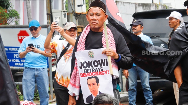 Massa dari Gerakan Lintas Aliansi Adili Koruptor (Gladiator) menggelar aksi Tangkap dan Adili Jokowi di depan Gedung Merah Putih KPK, Jakarta, Kamis (2/10/2025). [Suara.com/Alfian Winanto]