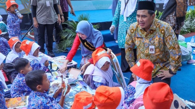 Libatkan 27 Ribu Siswa, Gerakan Membatik Bersama Bunda PAUD Jateng Pecahkan Rekor Muri