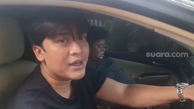 Billy Syahputra berbicara soal kelahiran putra pertamanya dengan Vika Kolesnaya di kediamannya di kawasan Duren Sawit, Jakarta Timur pada Kamis, 2 Oktober 2025. [Suara.com/Tiara Rosana]