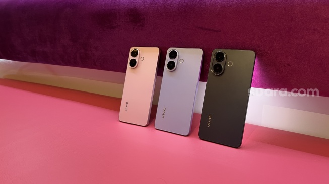Vivo V60 Lite 4G dan Vivo V60 Lite 5G yang resmi diluncurkan ke Indonesia pada Kamis (2/10/2025). [Suara.com/Dicky Prastya]