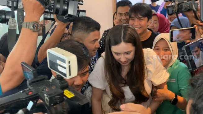 Billy Syahputra dan Vika Kolesnaya jelang pulang dari Alia Hospital, Jakarta Timur pada Kamis, 2 Oktober 2025 [Suara.com/Tiara Rosana]