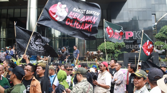 Massa dari Gerakan Lintas Aliansi Adili Koruptor (Gladiator) menggelar aksi Tangkap dan Adili Jokowi di depan Gedung Merah Putih KPK, Jakarta, Kamis (2/10/2025). [Suara.com/Alfian Winanto]