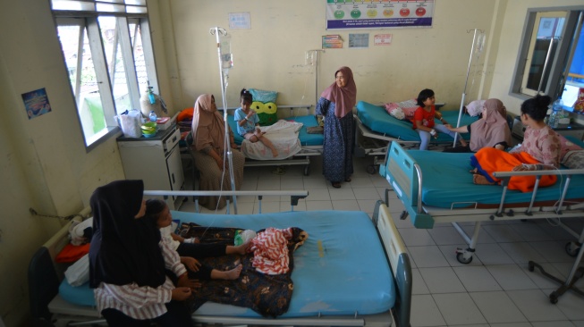 Sejumlah anak yang diduga menjadi korban keracunan MBG dirawat di bangsal anak RSUD Lubuk Basung, Agam, Sumatera Barat, Kamis (2/10/2025). [ANTARA FOTO/Iggoy el Fitra/bar]